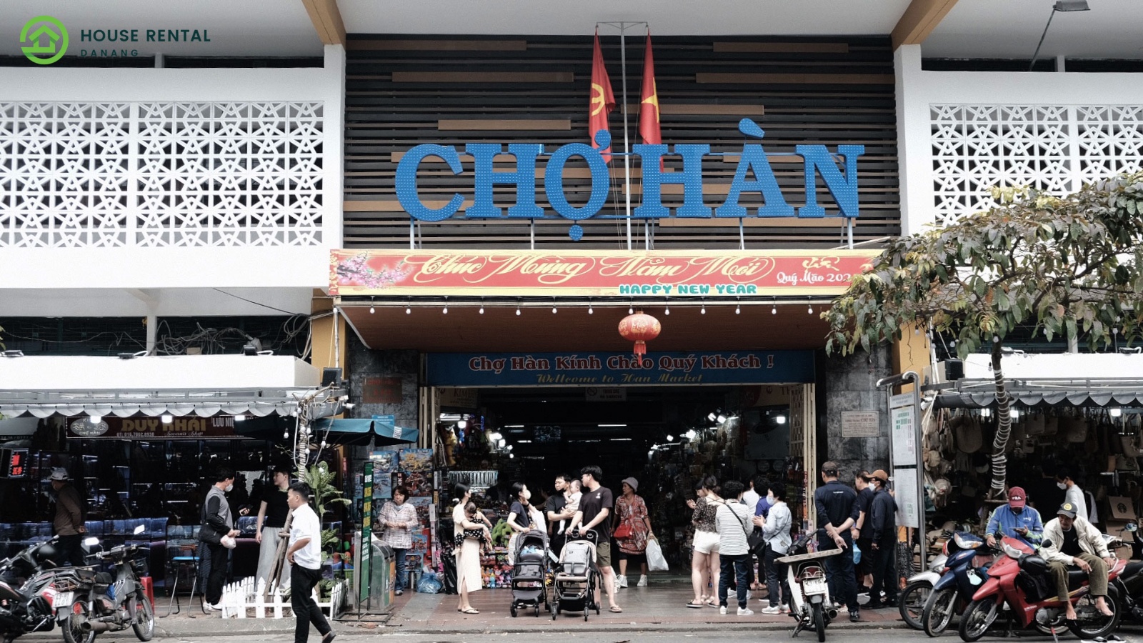 Best Places to Visit in Da Nang: A group of people standing in front of a store with a sign that says choean.