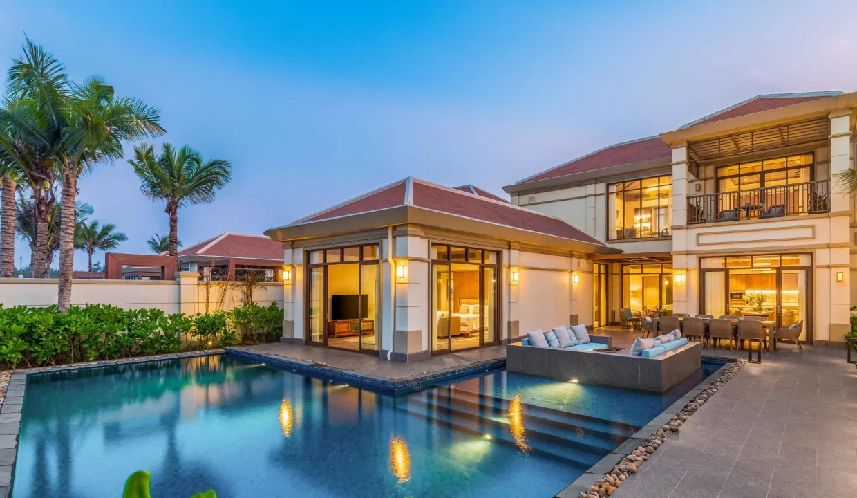 5-Bedroom Beachfront Villa with Private Pool - photo 1