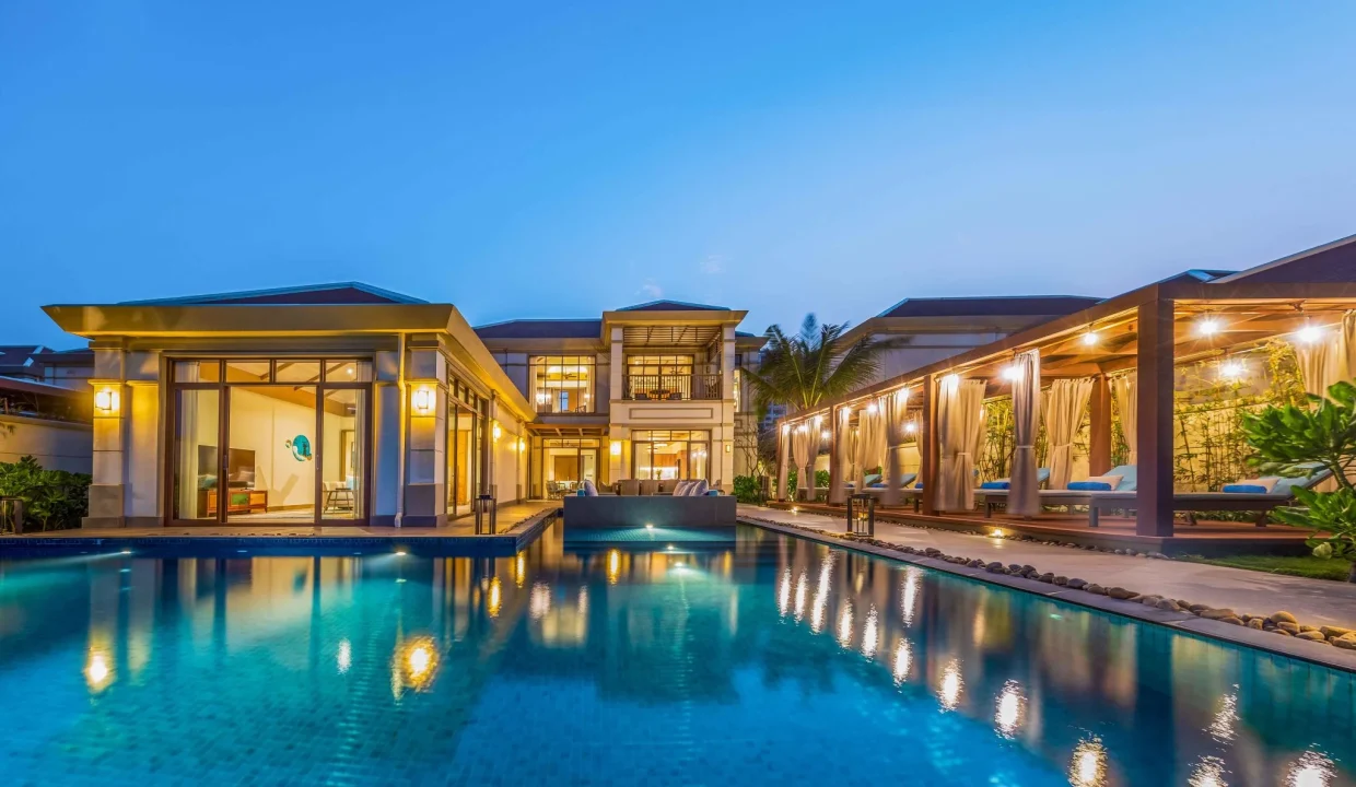 5-Bedroom Beachfront Villa with Private Pool - photo 4