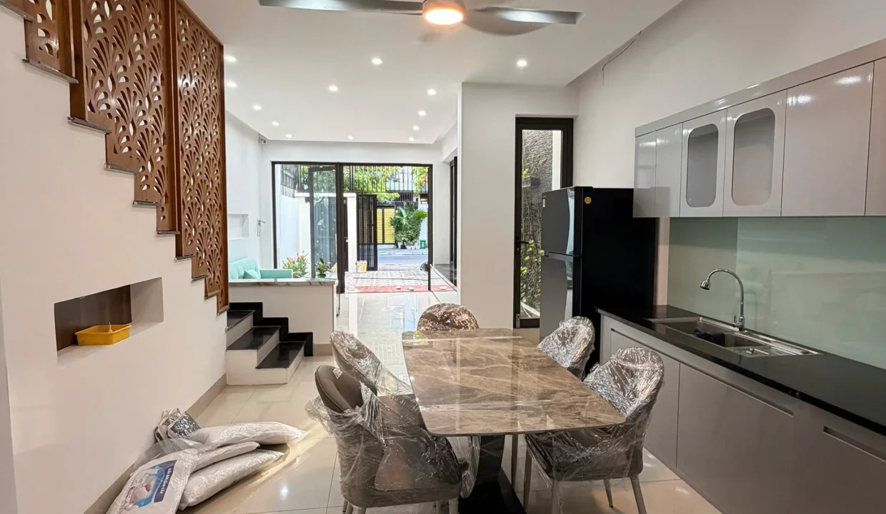 Modern Two-Storey House with Front Yard in Da Nang - photo 3