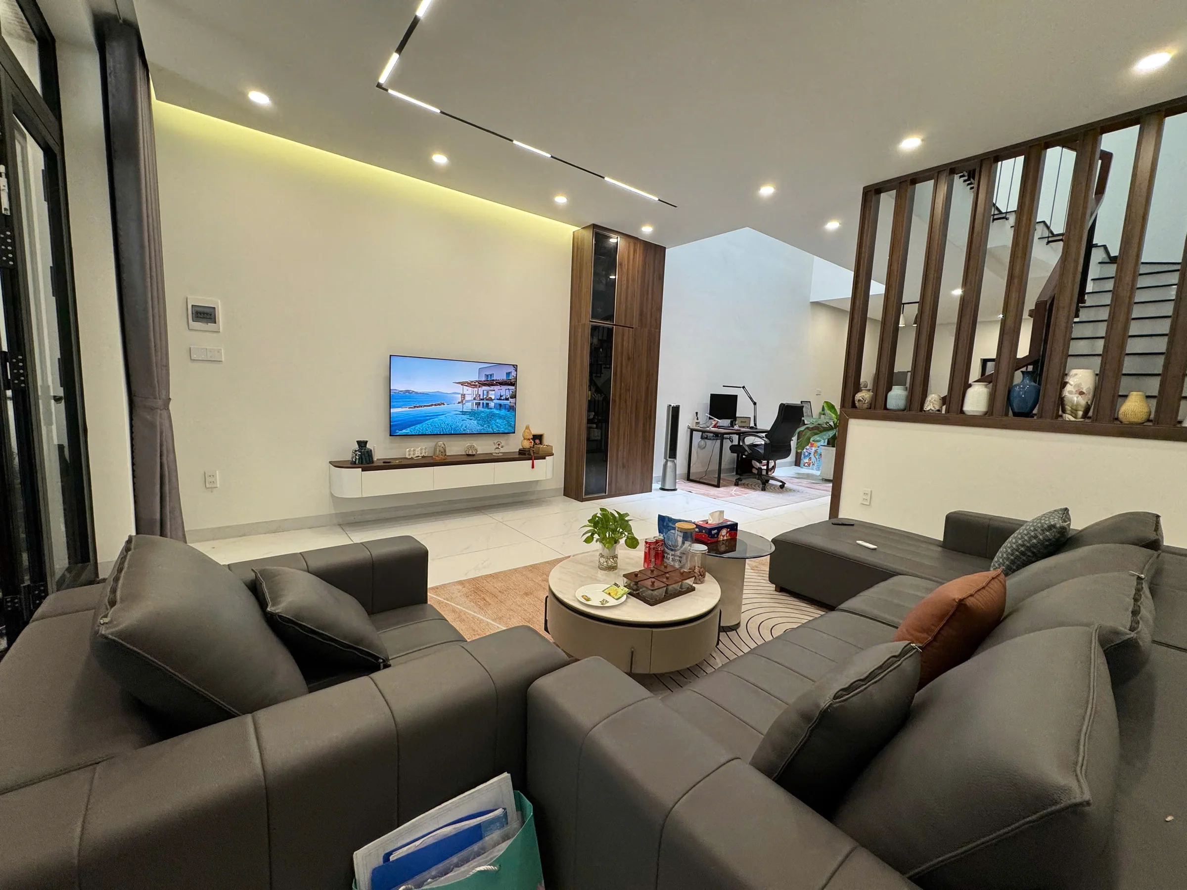 Move-In-Ready 3-Bedroom Smart Townhouse Near My An Beach in Da Nang - photo 1