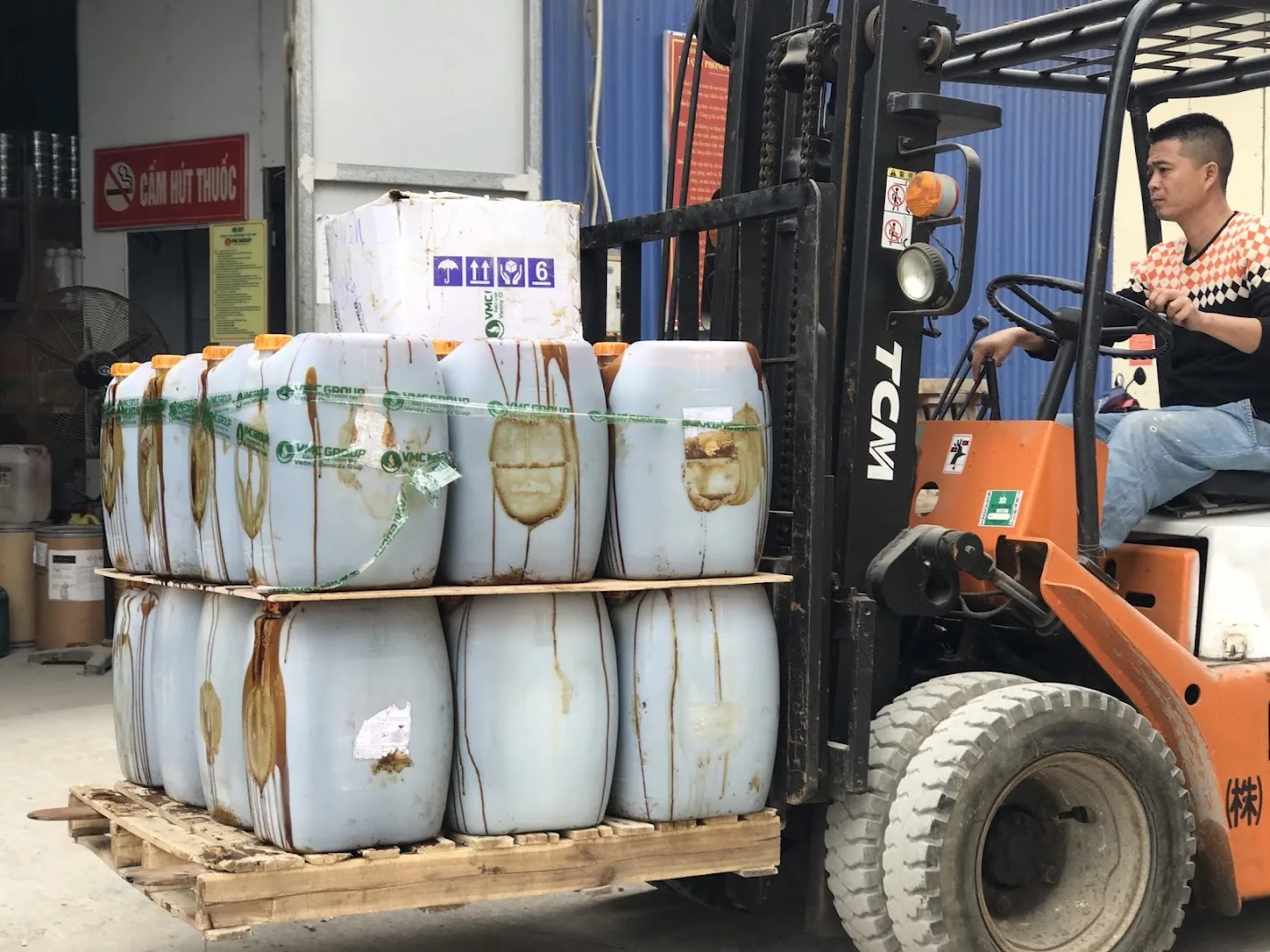 Nhân viên VMCGROUP Đà Nẵng dùng xe nâng xếp các phuy hóa chất tại kho Hóa Chất Việt Mỹ Đà Nẵng