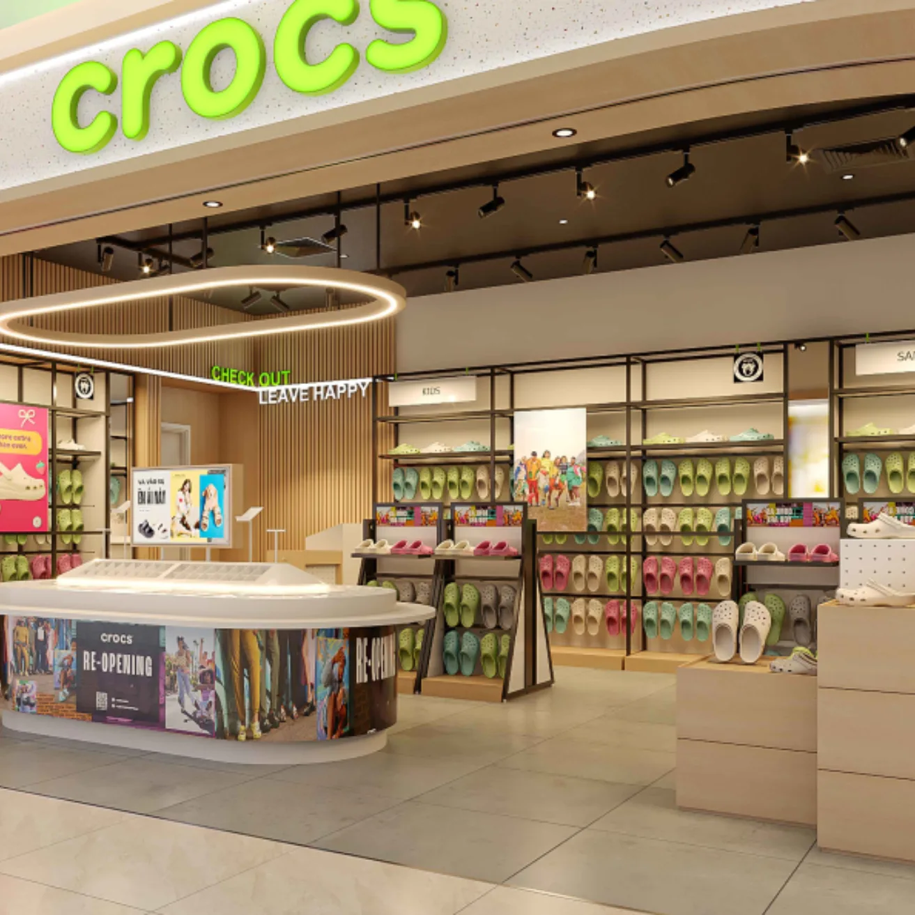 Mặt tiền gian hàng Crocs trong AEON MALL Đà Nẵng Thanh Khê với biển hiệu crocs màu xanh và các kệ giày dép trưng bày bên trong