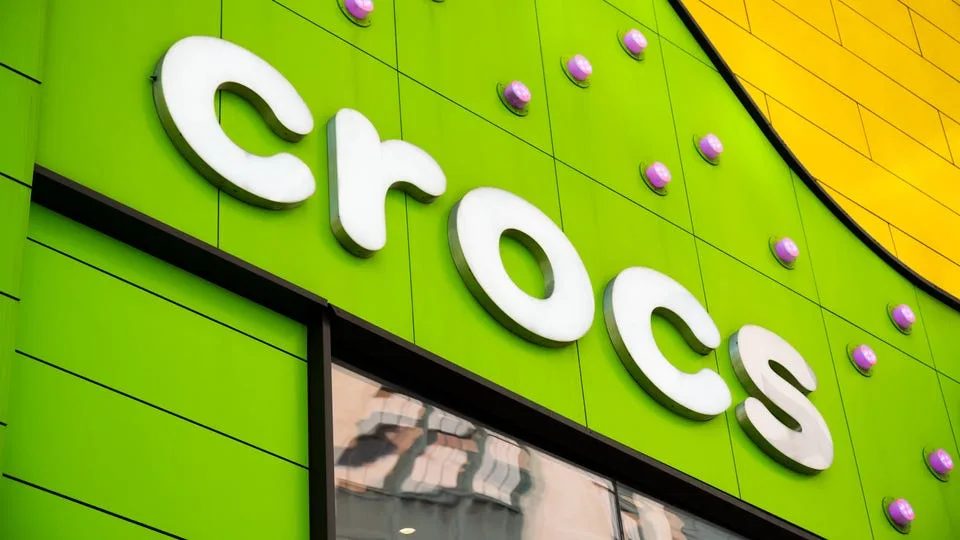 Mặt tiền cửa hàng Crocs với biển hiệu crocs màu trắng trên nền xanh lá trong Vincom Plaza Ngô Quyền Đà Nẵng