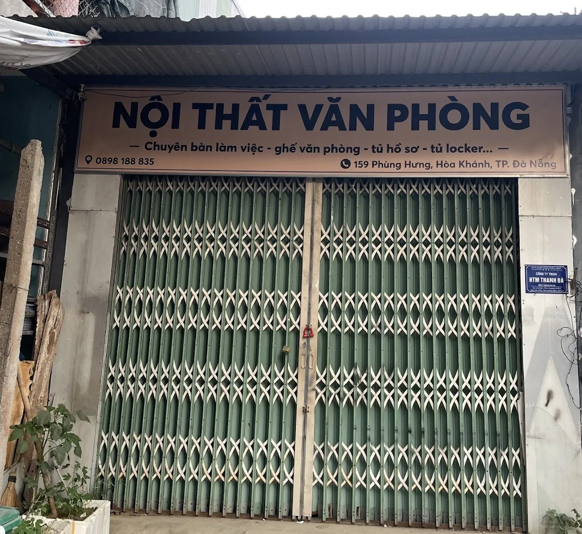 Mặt tiền cửa hàng Ghế văn phòng Đà Nẵng - Bàn làm việc Đà Nẵng với biển hiệu Nội Thất Văn Phòng và cửa cuốn