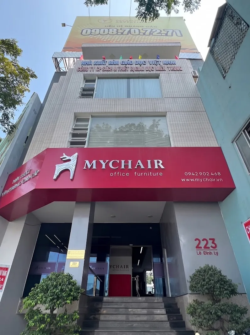 Mặt tiền showroom MyChair với biển hiệu đỏ MYCHAIR và số nhà 223 Lê Đình Lý