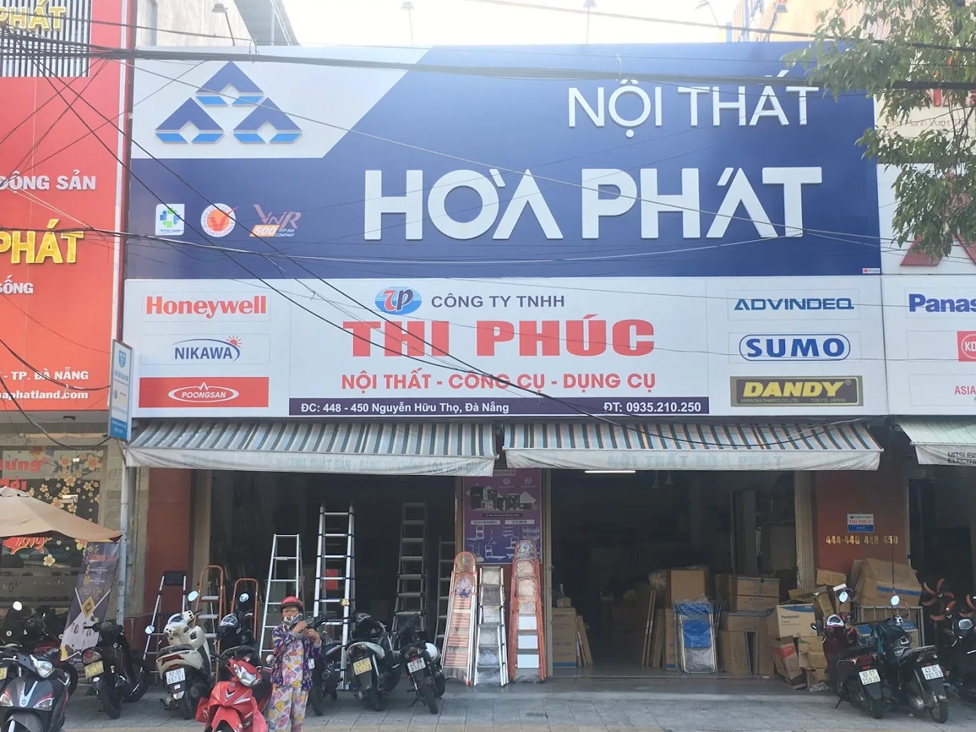 Mặt tiền cửa hàng Nội Thất Thi Phúc với biển hiệu Nội Thất Hòa Phát và Thi Phúc tại 450 Nguyễn Hữu Thọ