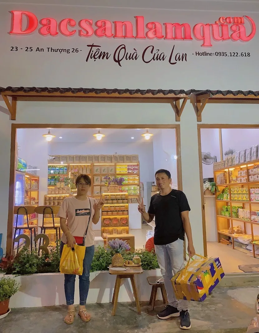 Nhân viên giới thiệu kệ hàng đặc sản bên trong Cửa hàng Đặc Sản Đà Nẵng Làm Quà