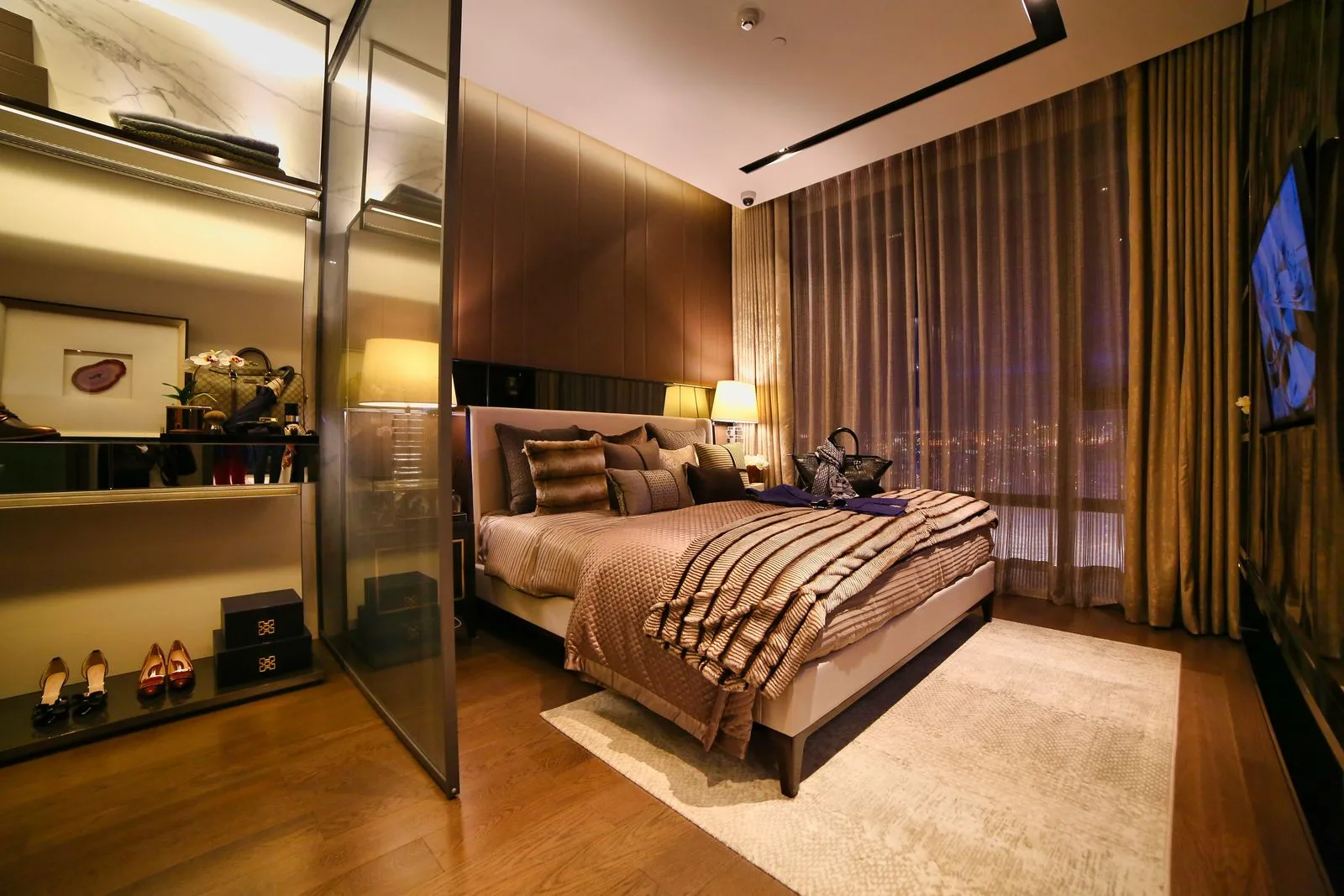 Phòng khách sạn đôi ấm cúng với ánh đèn dịu, không có người