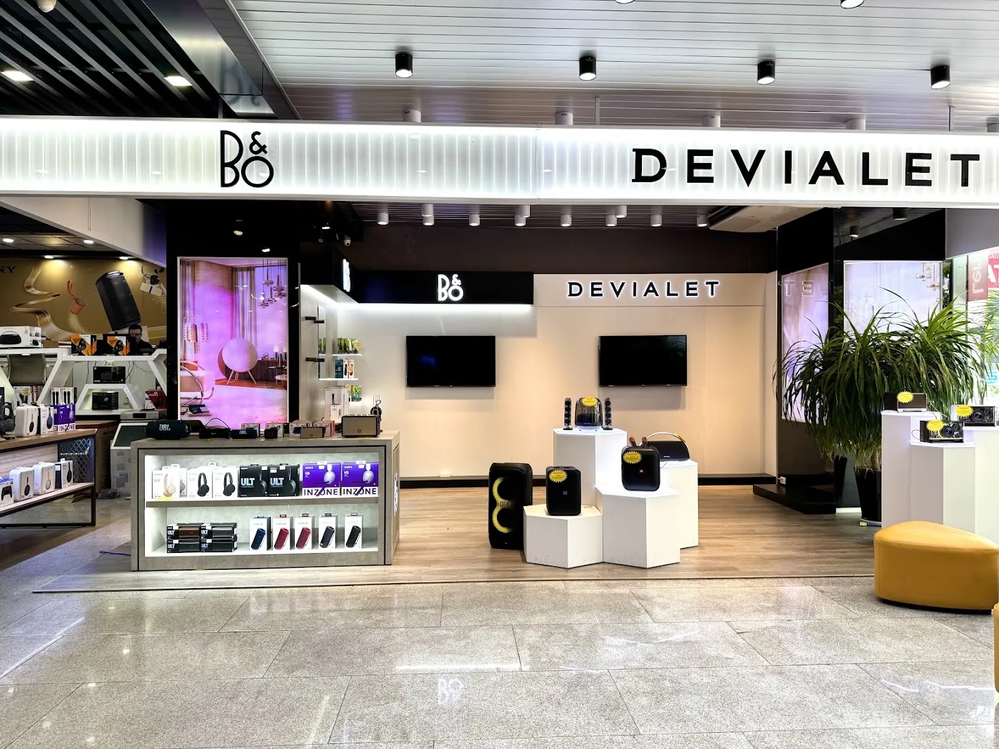 Bên trong showroom Phi Long Technology với khu trưng bày loa B&O và Devialet