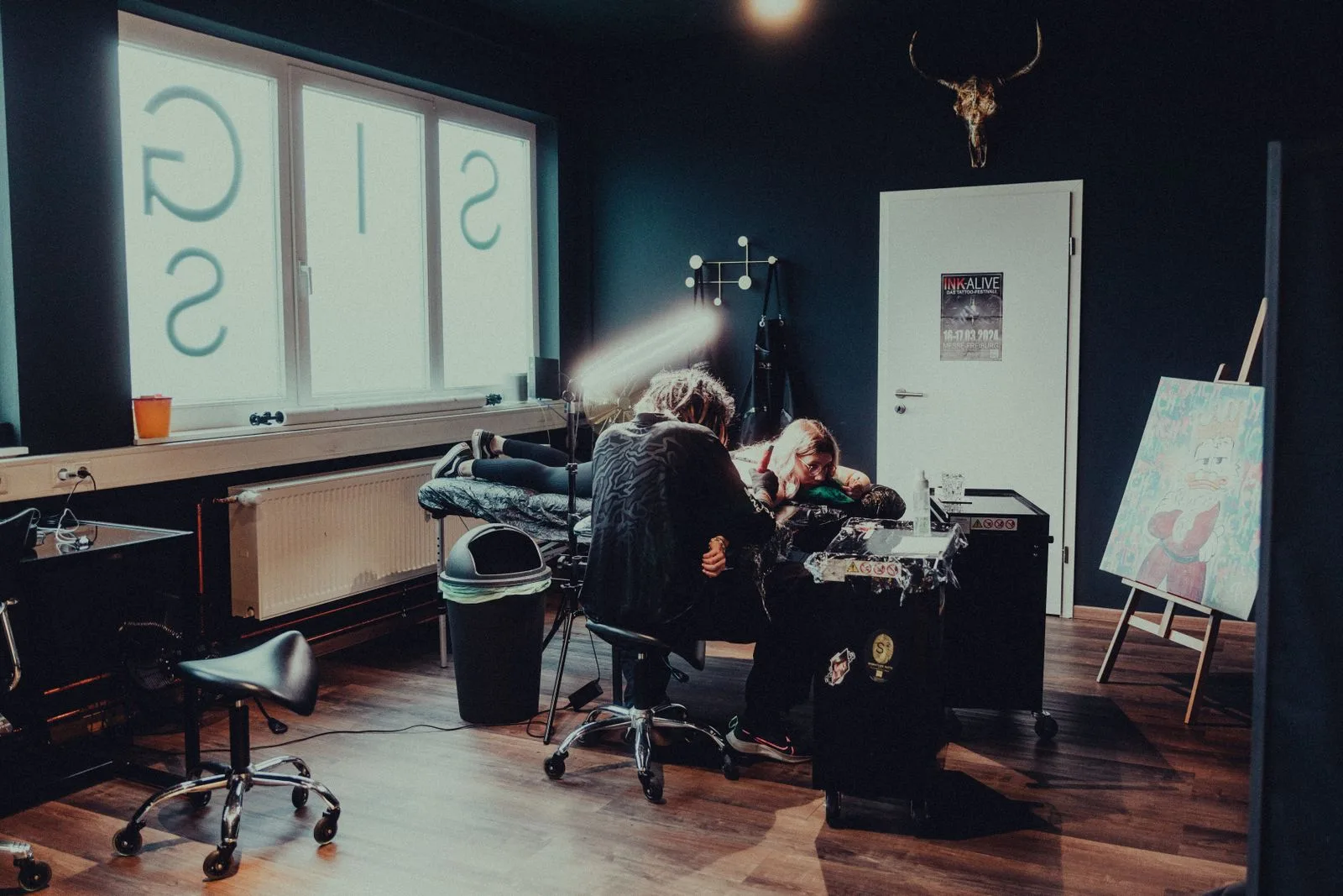 Nghệ sĩ xăm hình đang làm việc trong một studio tattoo
