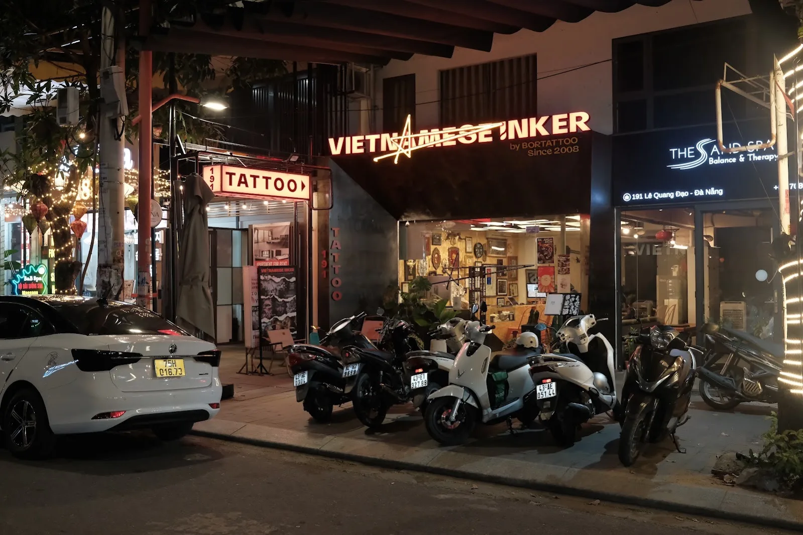 Mặt tiền studio Vietnamese Inker By Bortattoo về đêm, biển hiệu Tattoo trên đường Lê Quang Đạo