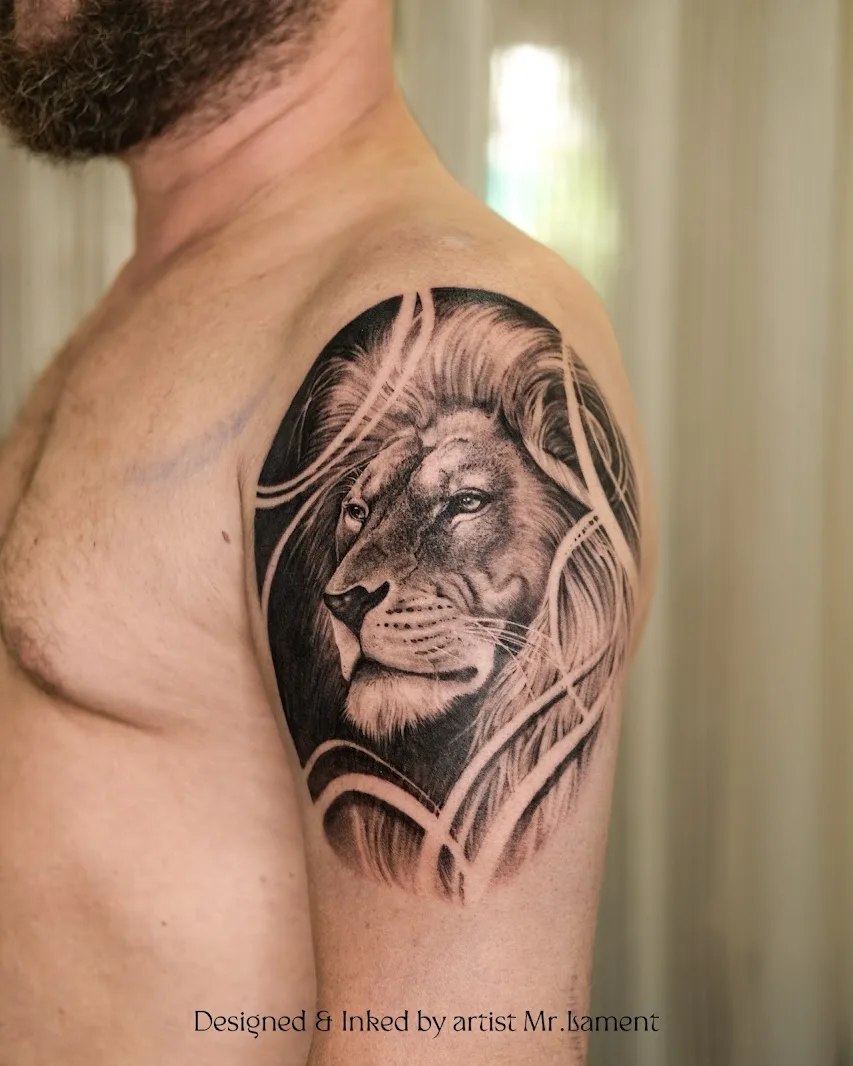 Hình xăm sư tử phong cách blackwork kín bắp tay, tác phẩm tại Lament Tattoo