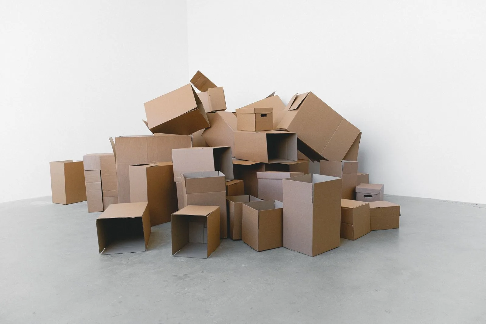 Nhiều thùng carton xếp chồng trong nhà khi chuyển nhà