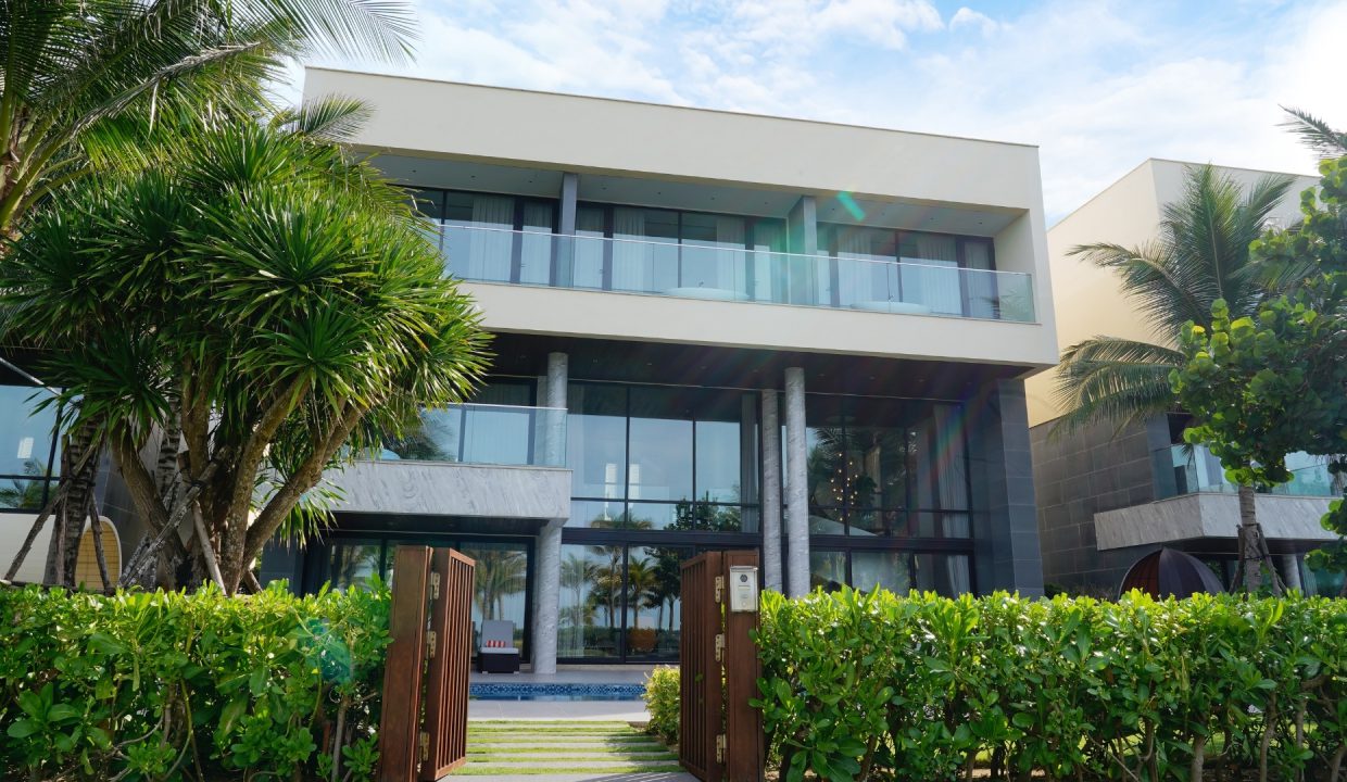 Beachfront 6-Bedroom Villa at The Five Villas