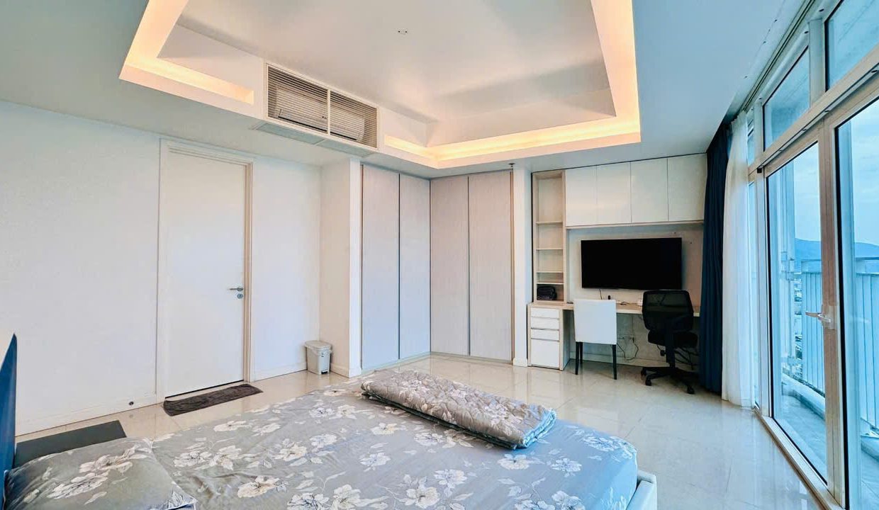 Stylish 2-Bedroom Apartment at Azura