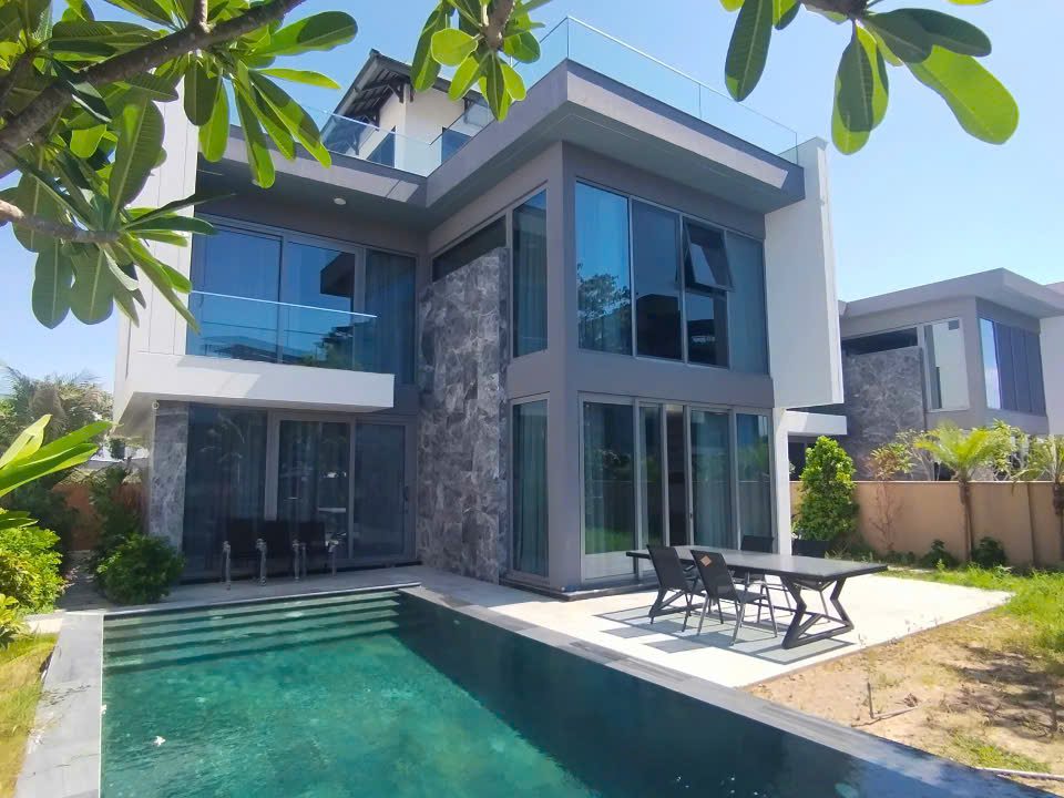 Private Pool 4-Bedroom Villa at Regal Victoria